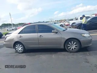 2006 Toyota Camry STD z VIN 4T1BE32K96U719755, wystawiony jako IAAI lot #42484020 z przebiegiem 155 910 mil mil oraz . Historia ofert i sprzedaży dostępna na DreamBid. Obrazek 13.