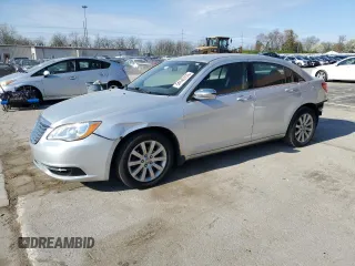 2011 Chrysler 200 Touring z VIN 1C3BC1FG4BN604574, wystawiony jako Copart lot #54145735 z przebiegiem 198 676 mil mil oraz Szkoda całkowita • Salvage title. Historia ofert i sprzedaży dostępna na DreamBid. Obrazek 1.