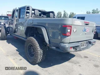 2021 Jeep Gladiator 80th Anniversary z VIN 1C6HJTAG7ML564981, wystawiony jako IAAI lot #42455062 z przebiegiem 89 721 mil mil oraz . Historia ofert i sprzedaży dostępna na DreamBid. Obrazek 3.