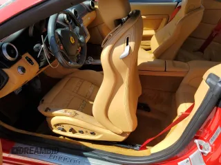 2014 Ferrari California z VIN ZFF65TJA2E0201735, wystawiony jako Copart lot #75178054 z przebiegiem Nie podano mil oraz Szkody całkowita. Historia ofert i sprzedaży dostępna na DreamBid. Obrazek 7.