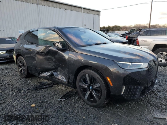 2022 BMW iX xDrive50 with VIN WB523CF05NCK62929, listed as a Copart auction lot 83295544 with 24,299 mi miles and Salvage Title. Bid and sale history available at carsss.com. Image 4.
