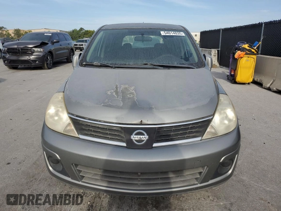 2009 Nissan Versa SL z VIN 3N1BC13E39L482799, wystawiony jako Copart lot #54014035 z przebiegiem 139 248 mil mil oraz Czysty tytuł • Clean title. Historia ofert i sprzedaży dostępna na DreamBid. Obrazek 5.