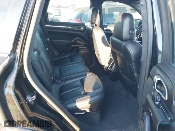 2017 Porsche Cayenne Turbo z VIN WP1AC2A2XHLA92993, wystawiony jako IAAI lot #41264521 z przebiegiem 83 257 mil mil oraz . Historia ofert i sprzedaży dostępna na DreamBid. Obrazek 8.