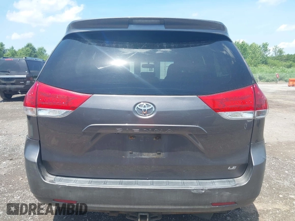 2012 Toyota Sienna LE AAS z VIN 5TDKK3DC9CS252274, wystawiony jako IAAI lot #42553516 z przebiegiem 311 650 mil mil oraz . Historia ofert i sprzedaży dostępna na DreamBid. Obrazek 16.