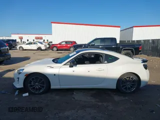 2017 Toyota 86 z VIN JF1ZNAA1XH8707535, wystawiony jako IAAI lot #41969546 z przebiegiem 85 468 mil mil oraz . Historia ofert i sprzedaży dostępna na DreamBid. Obrazek 14.