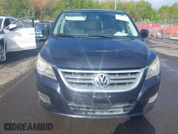 2011 Volkswagen Routan SE z VIN 2V4RW3DG3BR717246, wystawiony jako IAAI lot #42196697 z przebiegiem 155 375 mil mil oraz . Historia ofert i sprzedaży dostępna na DreamBid. Obrazek 12.