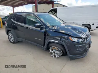 2025 Jeep Compass Latitude z VIN 3C4NJDBN1ST523066, wystawiony jako Copart lot #62210785 z przebiegiem 17 662 mil mil oraz Czysty tytuł • Clean title. Historia ofert i sprzedaży dostępna na DreamBid. Obrazek 4.