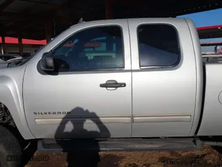 2011 Chevrolet Silverado 1500 LT with VIN 1GCRCSE09BZ423063, listed as a IAAI auction lot 41486593 with 390,292 mi miles. Bid and sale history available at carsss.com. Image 14.