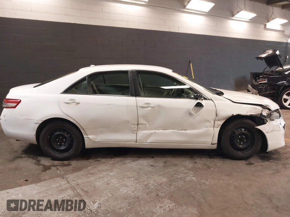2011 Toyota Camry LE z VIN 4T1BF3EK0BU772878, wystawiony jako IAAI lot #42264913 z przebiegiem 177 820 mil mil oraz . Historia ofert i sprzedaży dostępna na DreamBid. Obrazek 13.