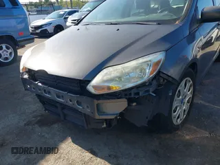 2012 Ford Focus SE z VIN 1FAHP3K23CL366865, wystawiony jako IAAI lot #42140894 z przebiegiem 168 754 mil mil oraz . Historia ofert i sprzedaży dostępna na DreamBid. Obrazek 6.