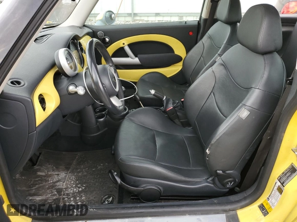 2006 MINI Hardtop z VIN WMWRC33586TK64062, wystawiony jako Copart lot #56115515 z przebiegiem 170 815 mil mil oraz Szkoda całkowita • Salvage title. Historia ofert i sprzedaży dostępna na DreamBid. Obrazek 7.
