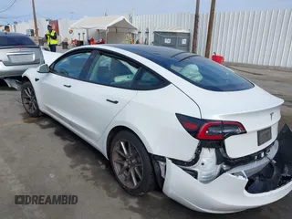 2021 Tesla Model 3 Standard Range Plus z VIN 5YJ3E1EA5MF941392, wystawiony jako IAAI lot #41888597 z przebiegiem 111 617 mil mil oraz . Historia ofert i sprzedaży dostępna na DreamBid. Obrazek 3.