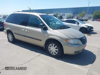 2005 Chrysler Town & Country with VIN 1C4GP45R25B370709, listed as a IAAI auction lot 42034770 with 147,675 mi miles. Bid and sale history available at carsss.com. Image 1.