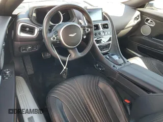 2020 Aston Martin DB11 z VIN SCFRMFCW6LGM09132, wystawiony jako Copart lot #73692314 z przebiegiem Nie podano mil oraz Nie do naprawy. Historia ofert i sprzedaży dostępna na DreamBid. Obrazek 8.