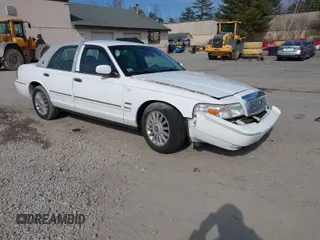 2010 Mercury Grand Marquis LS z VIN 2MEBM7FV7AX611959, wystawiony jako IAAI lot #41980176 z przebiegiem 112 885 mil mil oraz . Historia ofert i sprzedaży dostępna na DreamBid. Obrazek 1.