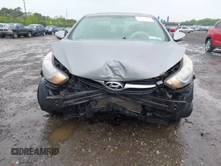 2013 Hyundai Elantra GLS z VIN KMHDH4AE1DU646038, wystawiony jako IAAI lot #42274868 z przebiegiem 81 253 mil mil oraz . Historia ofert i sprzedaży dostępna na DreamBid. Obrazek 6.