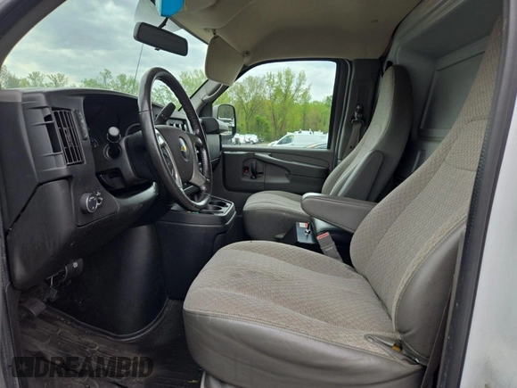 2015 Chevrolet Express Cargo z VIN 1GCWGFCF3F1168503, wystawiony jako IAAI lot #42546933 z przebiegiem 104 968 mil mil oraz . Historia ofert i sprzedaży dostępna na DreamBid. Obrazek 30.