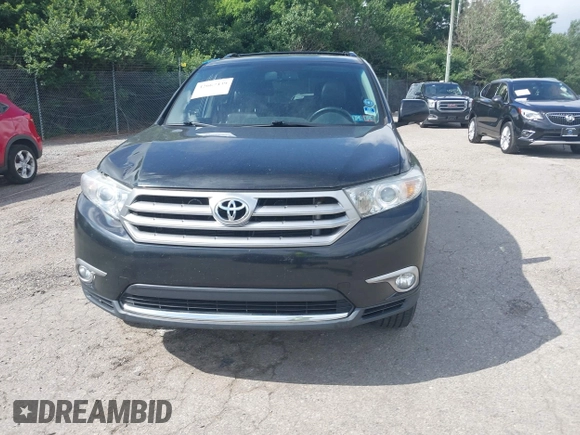 2013 Toyota Highlander Limited z VIN 5TDDK3EH4DS195650, wystawiony jako IAAI lot #42667439 z przebiegiem 136 105 mil mil oraz . Historia ofert i sprzedaży dostępna na DreamBid. Obrazek 13.