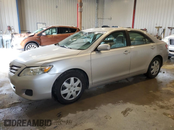 2010 Toyota Camry z VIN 4T1BF3EK9AU009577, wystawiony jako Copart lot #57699745 z przebiegiem 201 492 mil mil oraz Czysty tytuł • Clean title. Historia ofert i sprzedaży dostępna na DreamBid. Obrazek 1.