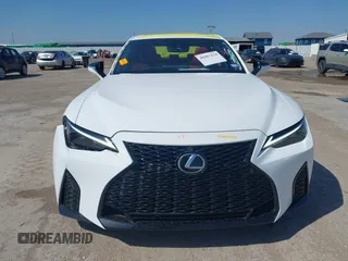 2024 Lexus IS 350 F Sport z VIN JTHGZ1B28R5076833, wystawiony jako IAAI lot #41967134 z przebiegiem 20 704 mil mil oraz . Historia ofert i sprzedaży dostępna na DreamBid. Obrazek 13.