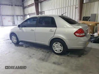 2011 Nissan Versa S z VIN 3N1BC1AP1BL424748, wystawiony jako Copart lot #59333105 z przebiegiem 167 489 mil mil oraz Szkoda całkowita • Salvage title. Historia ofert i sprzedaży dostępna na DreamBid. Obrazek 2.