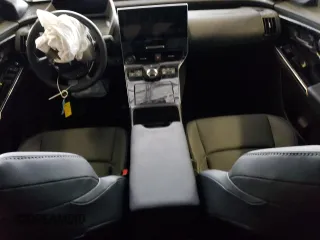 2023 Toyota bZ4X XLE z VIN JTMABACA4PA020538, wystawiony jako Copart lot #81643063 z przebiegiem 4 171 mil mil oraz . Historia ofert i sprzedaży dostępna na DreamBid. Obrazek 8.