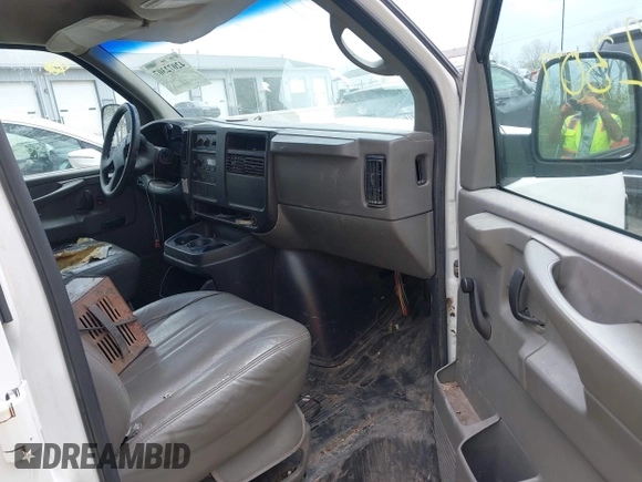 2004 Chevrolet Express Cargo z VIN 1GCFG15X141175066, wystawiony jako IAAI lot #42072307 z przebiegiem 279 939 mil mil oraz . Historia ofert i sprzedaży dostępna na DreamBid. Obrazek 5.