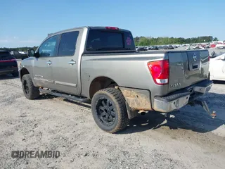 2006 Nissan Titan LE z VIN 1N6BA07B86N566431, wystawiony jako IAAI lot #42000954 z przebiegiem 230 325 mil mil oraz . Historia ofert i sprzedaży dostępna na DreamBid. Obrazek 3.
