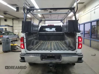 2018 GMC Sierra 2500HD z VIN 1GT12REG7JF264498, wystawiony jako Copart lot #82891494 z przebiegiem 206 152 mil mil oraz Szkoda całkowita • Salvage title. Historia ofert i sprzedaży dostępna na DreamBid. Obrazek 6.