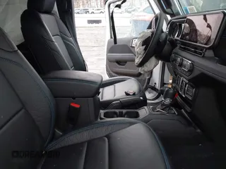 2024 Jeep Wrangler High Altitude z VIN 1C4RJXU66RW174919, wystawiony jako IAAI lot #41563619 z przebiegiem 4 133 mil mil oraz . Historia ofert i sprzedaży dostępna na DreamBid. Obrazek 5.