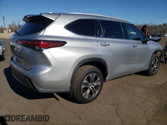 2022 Toyota Highlander XLE with VIN 5TDGZRBH6NS222767, listed as a Copart auction lot 81367674 with 27,948 mi miles and Salvage title. Bid and sale history available at DreamBid. Image 3.