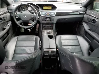 2010 Mercedes-Benz E 63 AMG z VIN WDDHF7HB8AA113602, wystawiony jako Copart lot #43761285 z przebiegiem 115 128 mil mil oraz Nie do naprawy • Non repairable. Historia ofert i sprzedaży dostępna na DreamBid. Obrazek 8.