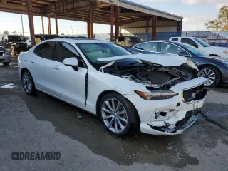 2021 Volvo S60 Momentum with VIN 7JR102FK5MG095212, listed as a Copart auction lot 70675402 with 16,553 mi miles. Bid and sale history available at carsss.com. Image 4.