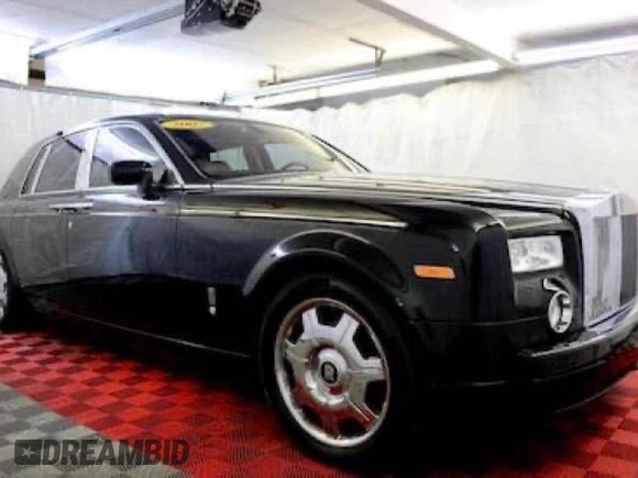 2007 Rolls-Royce Phantom z VIN SCA1S68547UX08408, wystawiony jako Copart lot #45595295 z przebiegiem 27 778 mil mil oraz Tytuł czysty. Historia ofert i sprzedaży dostępna na DreamBid. Obrazek 1.