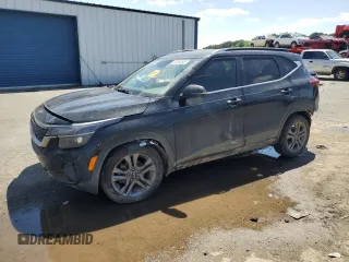 2021 Kia Seltos S z VIN KNDEU2AA2M7095039, wystawiony jako Copart lot #52163545 z przebiegiem Nie podano mil oraz Szkoda całkowita • Salvage title. Historia ofert i sprzedaży dostępna na DreamBid. Obrazek 1.