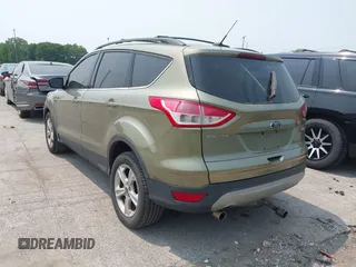 2013 Ford Escape SE z VIN 1FMCU9GX9DUC98437, wystawiony jako IAAI lot #42393299 z przebiegiem 210 014 mil mil oraz . Historia ofert i sprzedaży dostępna na DreamBid. Obrazek 3.