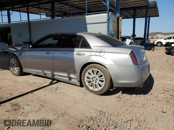 2013 Chrysler 300 S z VIN 2C3CCABG3DH587966, wystawiony jako Copart lot #61440645 z przebiegiem 167 547 mil mil oraz Czysty tytuł • Clean title. Historia ofert i sprzedaży dostępna na DreamBid. Obrazek 2.
