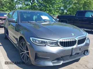 2021 BMW 3 Series 330i xDrive z VIN 3MW5R7J00M8B63534, wystawiony jako IAAI lot #42571062 z przebiegiem 49 767 mil mil oraz . Historia ofert i sprzedaży dostępna na DreamBid. Obrazek 1.