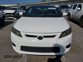 2013 Scion tC z VIN JTKJF5C73D3046010, wystawiony jako Copart lot #68684194 z przebiegiem 121 174 mil mil oraz Szkody całkowita. Historia ofert i sprzedaży dostępna na DreamBid. Obrazek 5.