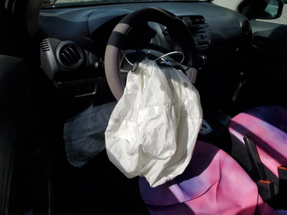 2017 Mitsubishi Mirage ES z VIN ML32F3FJXHHF13803, wystawiony jako Copart lot #52247305 z przebiegiem 70 396 mil mil oraz Szkody całkowita. Historia ofert i sprzedaży dostępna na DreamBid. Obrazek 8.