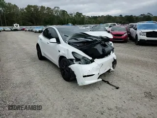2025 Tesla Model Y Long Range with VIN 7SAYGDED3SA339079, listed as a Copart auction lot 82041424 with 1,793 mi miles and Salvage Title. Bid and sale history available at DreamBid. Image 10.