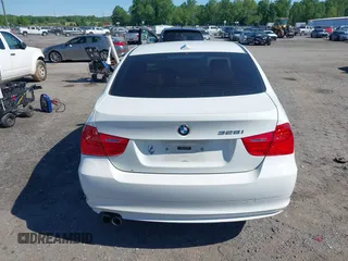 2011 BMW 3 Series 328i z VIN WBAPH5C55BF093784, wystawiony jako IAAI lot #42215106 z przebiegiem 119 577 mil mil oraz . Historia ofert i sprzedaży dostępna na DreamBid. Obrazek 16.