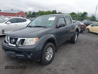 2015 Nissan Frontier SV z VIN 1N6AD0EV6FN715810, wystawiony jako IAAI lot #42199101 z przebiegiem 134 982 mil mil oraz . Historia ofert i sprzedaży dostępna na DreamBid. Obrazek 2.