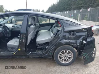 2021 Toyota Prius LE z VIN JTDKAMFP0M3179016, wystawiony jako IAAI lot #42204095 z przebiegiem 34 691 mil mil oraz . Historia ofert i sprzedaży dostępna na DreamBid. Obrazek 6.
