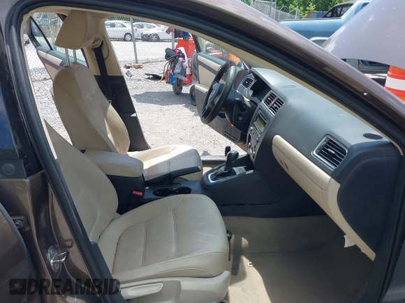 2011 Volkswagen Jetta SE with VIN 3VWDZ7AJ8BM054070, listed as a IAAI auction lot 42430921 with 172,852 mi miles and . Bid and sale history available at DreamBid. Image 5.