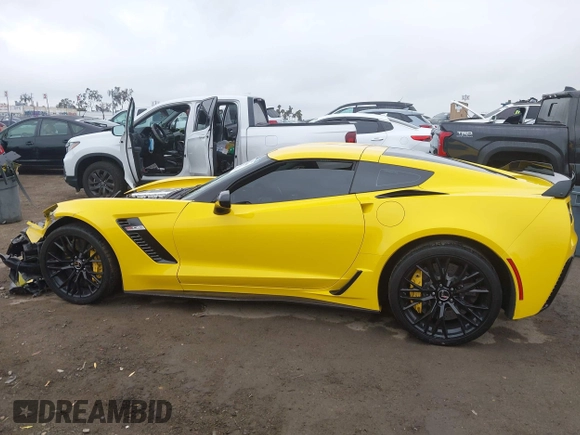 2015 Chevrolet Corvette Z06 3LZ z VIN 1G1YU2D67F5603369, wystawiony jako IAAI lot #42193440 z przebiegiem 17 618 mil mil oraz . Historia ofert i sprzedaży dostępna na DreamBid. Obrazek 15.