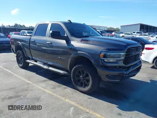 2020 Ram 2500 Laramie z VIN 3C6UR5FLXLG304305, wystawiony jako IAAI lot #41411798 z przebiegiem 103 479 mil mil oraz . Historia ofert i sprzedaży dostępna na DreamBid. Obrazek 1.