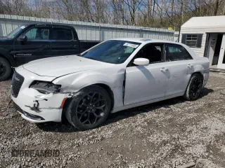 2020 Chrysler 300 S z VIN 2C3CCABG5LH141767, wystawiony jako Copart lot #50711855 z przebiegiem 110 486 mil mil oraz Szkody całkowita. Historia ofert i sprzedaży dostępna na DreamBid. Obrazek 1.