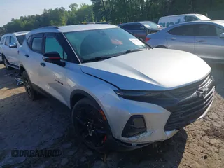 2021 Chevrolet Blazer LT z VIN 3GNKBCRS3MS583534, wystawiony jako IAAI lot #42063758 z przebiegiem 25 920 mil mil oraz . Historia ofert i sprzedaży dostępna na DreamBid. Obrazek 1.