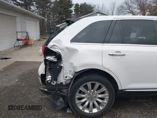 2011 Lincoln MKX with VIN 2LMDJ8JK0BBJ08813, listed as a IAAI auction lot 40978551 with 184,382 mi miles. Bid and sale history available at carsss.com. Image 17.